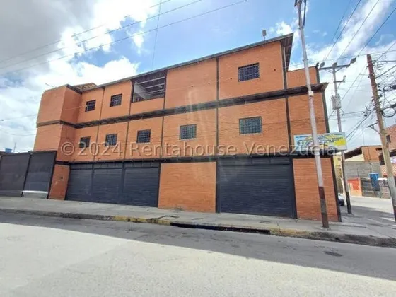Edificio En Venta, Gisselle Lobo Vende Imponente Edificio De 887m2, Ubicado Al Oeste De Barquisimeto Posee 3 Locales Comerciales Apartamentos Completos Todos Los Servicios Básicos 2 5 7 6 6 1         