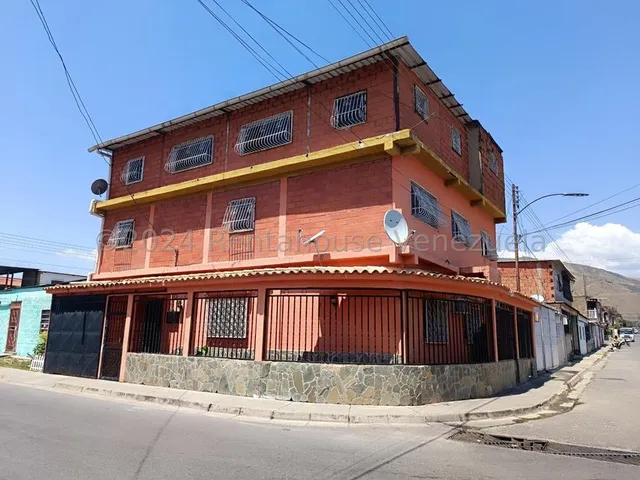 Rent-a-house Vende Amplia Casa, Tres Plantas, La Mora I, La Victoria, Estado Aragua, 25-13949 Gf.