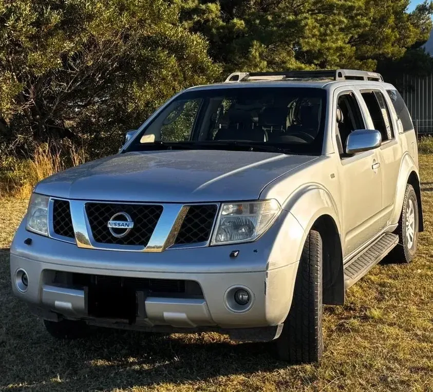 Nissan Pathfinder 2.5 LE 4x4 5AT