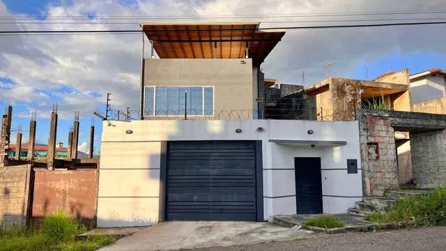 En Venta  Casa Moderna De 3 Niveles Con Area Social En Terraza Sector Polígono De Tiro 