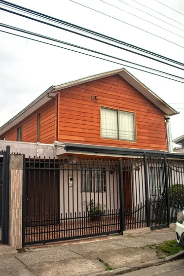 Amplia Casa De 5 Dormitorios Y Gran Terreno En Curicó