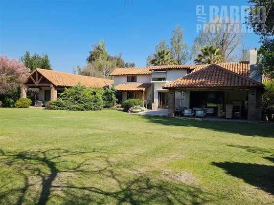Casa En Venta De 5 Dorm. En Chicureo Poniente
