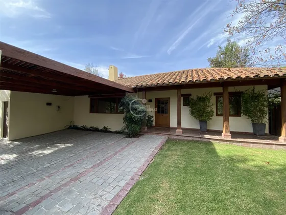 Casa En Arriendo De 5 Dorm. En Colina