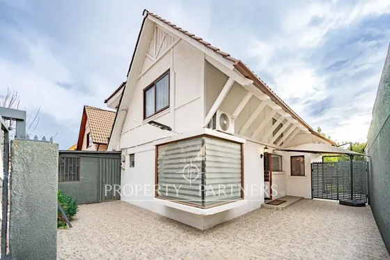 Amplia Casa Remodelada Con Quincho Y Excelentes Te...