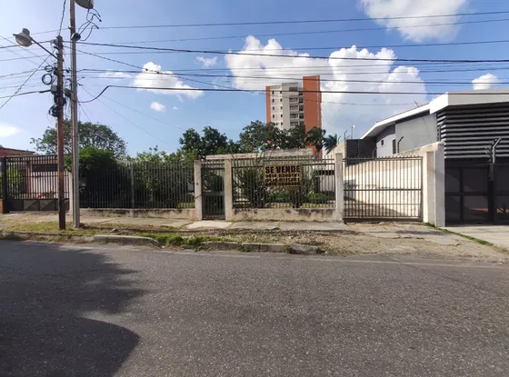 Casas En Venta Para Comercial O Residencial Urb. Del Este Excelentes Precios Y Ubicacion Barquisimeto Lara ( Patio, Estacionamiento, Tanque Agua, Oportunidad De Inversion..! ) Rja