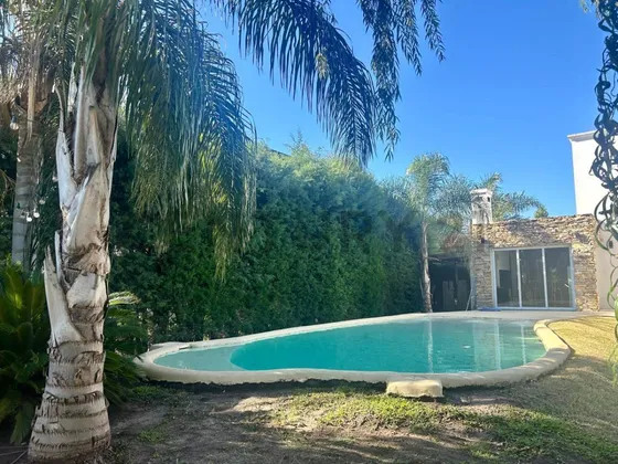 Casa En Alquiler En El Barrio El Centauro  Canning , De 3 Dorm , Dependencia , Con Parque , Piscina 