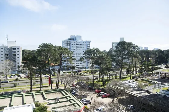Departamento En Venta De 3 Dormitorios En Roosevelt Center, Punta Del Este 
