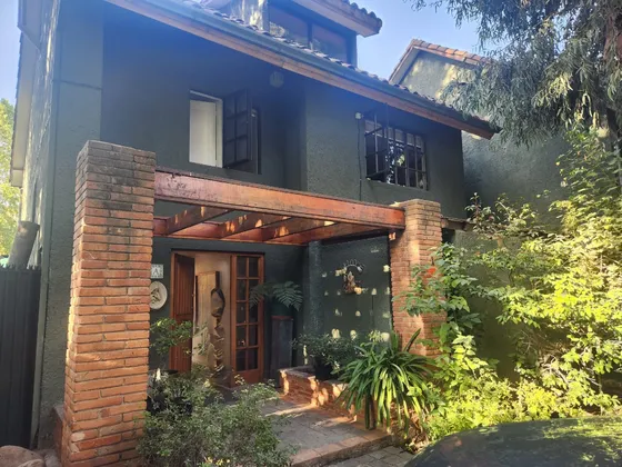 Cómoda Casa De 3 Pisos En Condominio Seguro En Vitacura