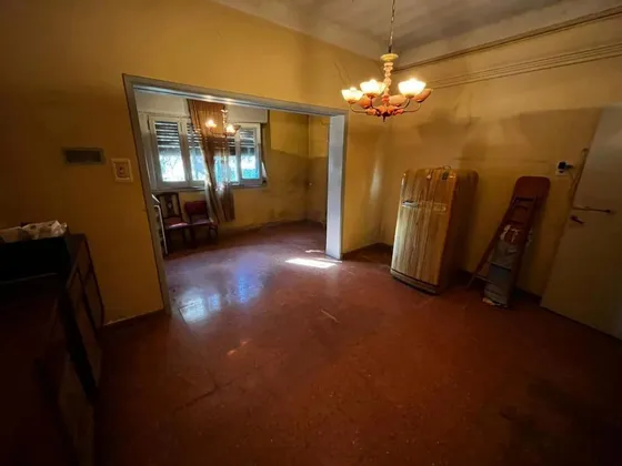 Casa En Venta - 2 Dormitorios 1 Baño - Cochera - 191mts2 - Temperley