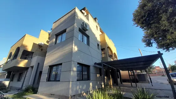 En Venta, Departamento 2 Dormitorios Con Patio Y Cochera. Centro, Villa Carlos Paz.
