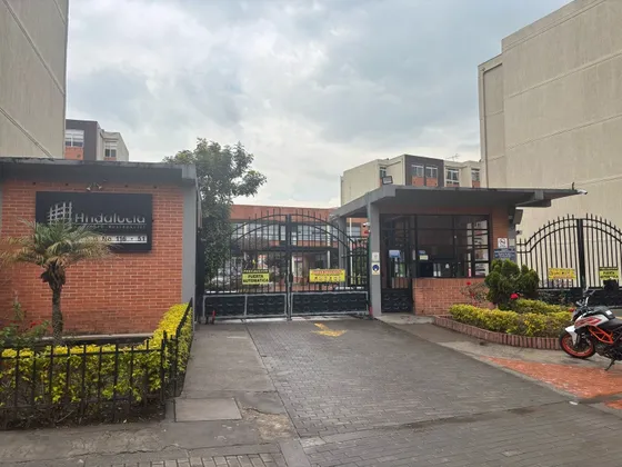 Apartamento 2 Piso, Esquinero 3 Habitaciones, 2 Baños.