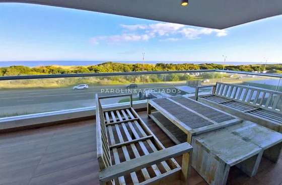 Departamento En Venta De 3 Dormitorios + Dependencia En Edificio Silente, Punta Del Este