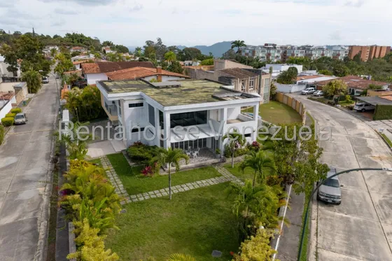 Moderna Casa Con Inmejorable Seguridad Y Control De Acceso En Venta En Lomas De La Lagunita Yf