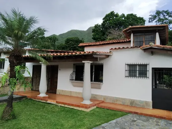 En Venta Quinta En La Urbanización Privada El Castaño Con Amplios Espacios Y Hermosas Áreas Verdes
