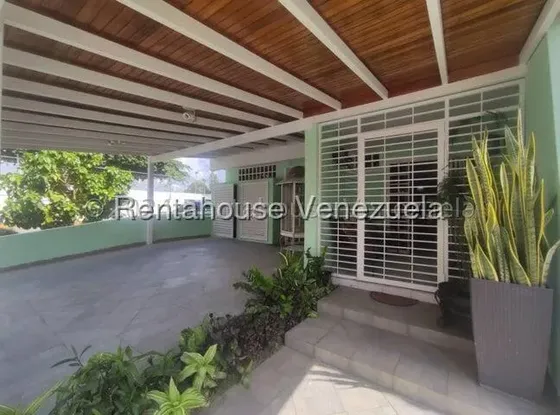 Rafael Gamarra Ofrece En Venta Hermosa Casa Duplex En Pleno Este Del Barquisimeto, Super Amplia, Moderna, Llena De Lujo, En Optimas Condiciones! Cod 27-4521, Rif V073130677.