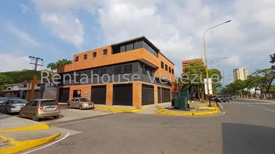 En Venta Local Comercial Inm Ubicado En Esquina En Plena Av. Bolívar Norte De Valencia. 24-16394