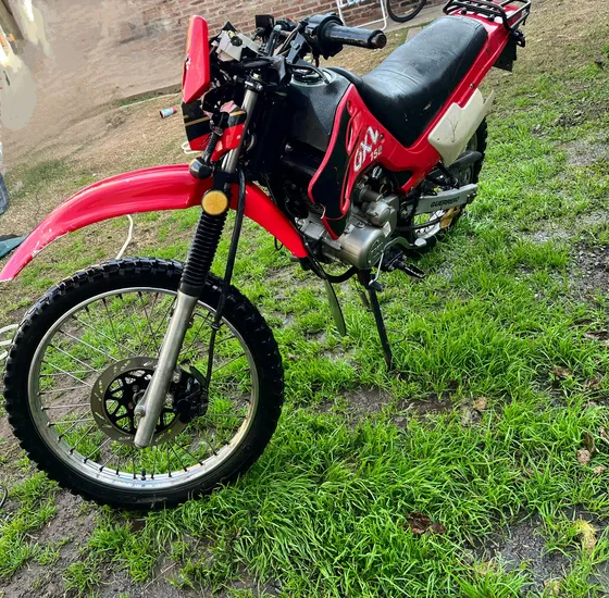 Moto Guerrero Gxl 150 Con Detalles En Plásticos.