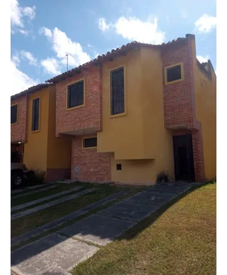 Se Vende Townhouse A Estrenar Con Clima De Montaña