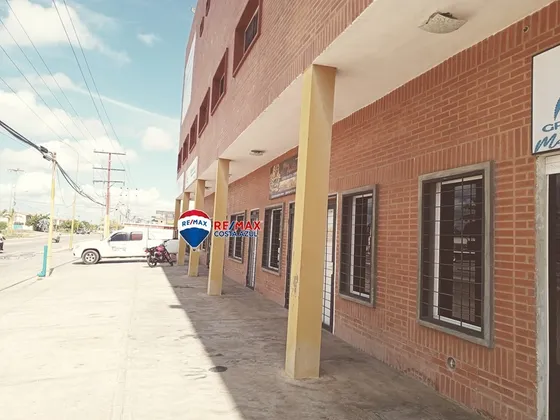 En Venta Consultorio Médico Con Baño Privado En El Policlico Maria Auxiliadora, Chichiriviche.