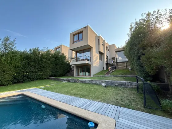 Casa  Mediterránea En Condominio Sector El Huinganal 