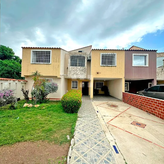 Amplio Townhouse En El Conjunto Residencial Morro Palace