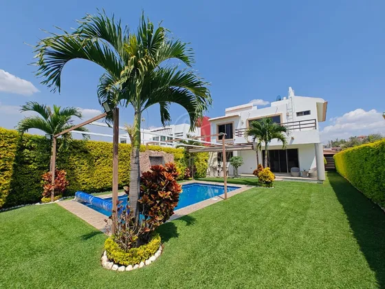 Casa En Venta En Fracc. Altos De Oaxtepec Con 5 Recamaras, Alberca Y Amplio Jardín Con Acabados De Lujo Y Apta A Cerditos