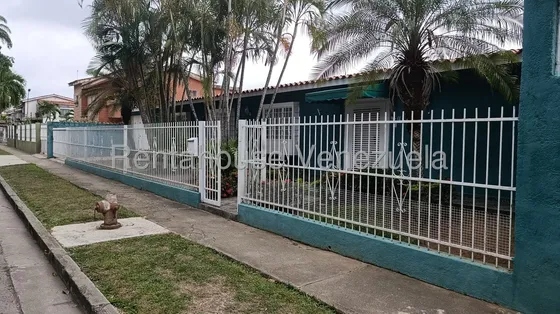 Casa Quinta De Una Sola Planta, Totalmente Remodelada, Pisos, Tuberias, Baños Y Cocina. Cuatro Habitaciones, Tres Baños, Estacionamiento Techado, Tanque De Agua De 2000 Litros
