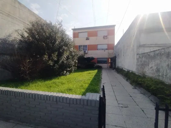 Venta De Depto 2 Ambientes En Pleno Centro De Caseros. Excelente Oportunidad De Inversión. Precio Super Accesible.