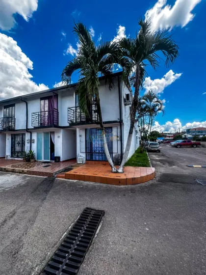 Casa Esquinera En Conjunto De 2 Niveles Sector Terminal En Villavicencio! 