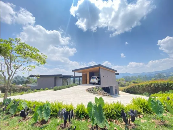 Casa Para La Renta En Llanogrande Con Amplios Espacios 