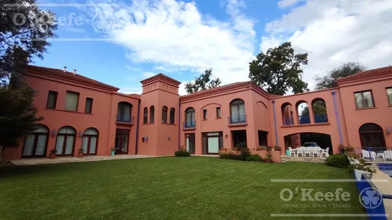 Casa En Venta En Abril Club De Campo Sobre Tres Lotes, Guill