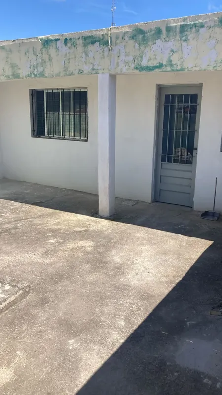 Apartamento Al Fondo , Cerrado . Dos Dormitorios, Baño , Cocina Comedor , Patio Con Parrillero . A Una Cuadra De José Belloni Y La Perimetral . No Asentamiento, Se Paga Luz Y Agua .