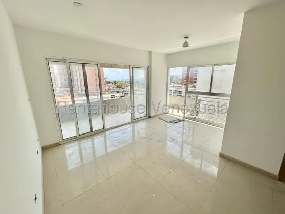 Daniela Linarez Vende Apartamentos En Zona Exclusiva Del Este De Barquisimeto Con Amplios Sala Con Balcón Con Tanque Subterráneo Conectado A Planta Eléctrica                                           