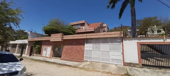 Amplia Casa De 2 Niveles En Impecables Ubicada En Urbanizacion Colinas De Guataparo. Minerva K