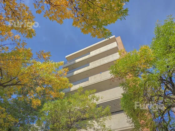 Venta Piso Exclusivo 4 Dormitorios Con Patio Y Cochera