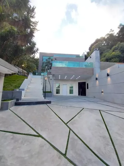 Se Vende En Prados Del Este Casa A Estrenar/terreno 8000m2 T/1300 M2 C/4h/4b/8pe