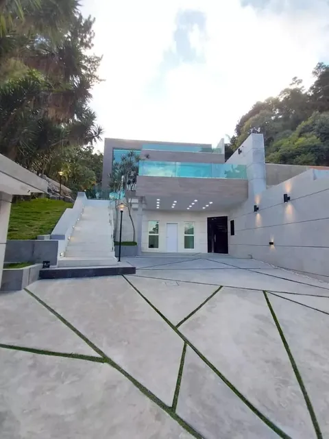 Se Vende En Prados Del Este Casa A Estrenar/terreno 8000m2 T/1300 M2 C/4h/4b/8pe