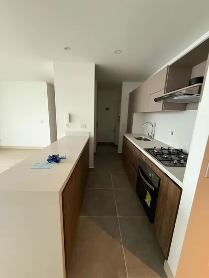 3 Habitaciones, 2 Baños, 2 Parqueaderos, 2 Balcones, 92m2.
