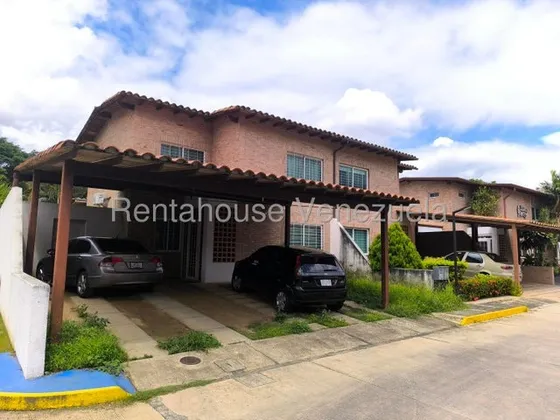 Ab Bello Townhouse De Esquina Con Acabados Modernos Listo Para Convertirlo En Su Proximo Hogar. Cuenta Con Pisos En Porcelanato, Dos Amplias Salas, Comedor, Cocina Empotrada, Area De Faena Y Patio