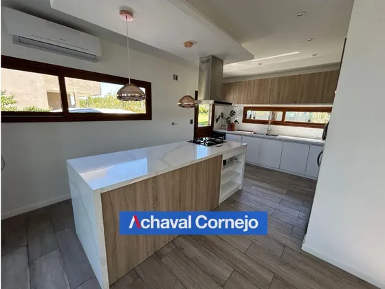 Casa En Vistas En Alquiler Amoblada (2 Dormitorios, Jardin Y Pileta)