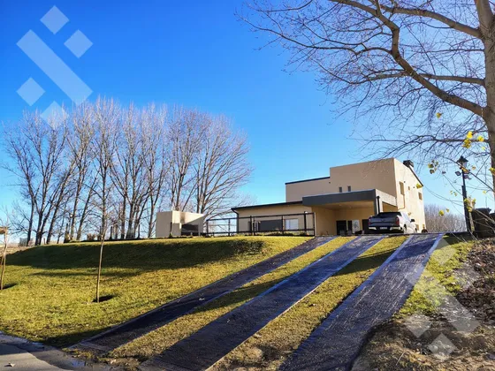 En Venta, Casa De 4 Dormitorios, Los Canales De Plottier