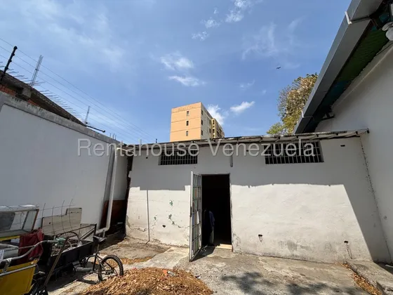Julian Galindez Vende Excelente Local Con Terreno En Zona Oeste Barquisimeto  #25-19662