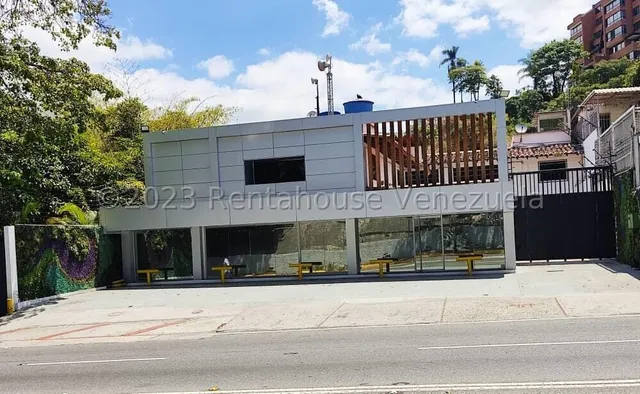 Exclusiva Y Moderna Casa En Alquiler En Chuao A Pie De Calle Con Una Ubicacion Inigualable 