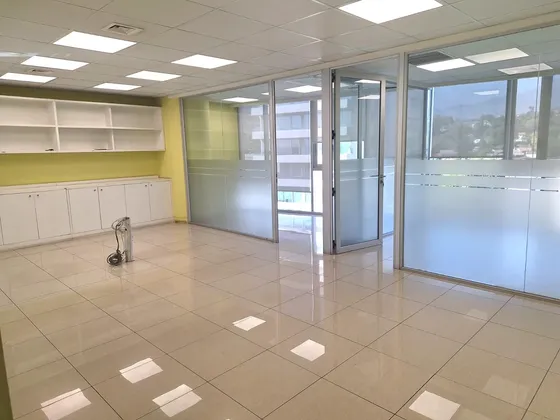 Oficina Al Lado Metro Los Dóminicos, Luminosa Y Gran Vista