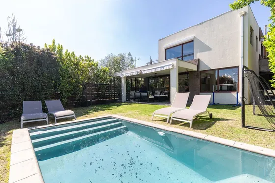 Casa En Venta De 4 Dorm. En San Carlos De Apoquindo.