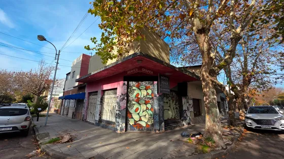 En Venta Local En Esquina Con Vivienda. A Reciclar O Demoler. Barrio La Perla.