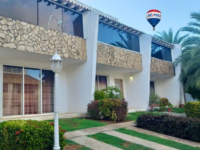 Re/max 2mil Vende, Townhouse, Conj Jardines De Guayamury, El Salado, Antolín, Isla De Margarita.