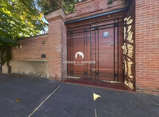Bernal, Venta Casa 7 Ambientes Con Jardin Y Pileta.