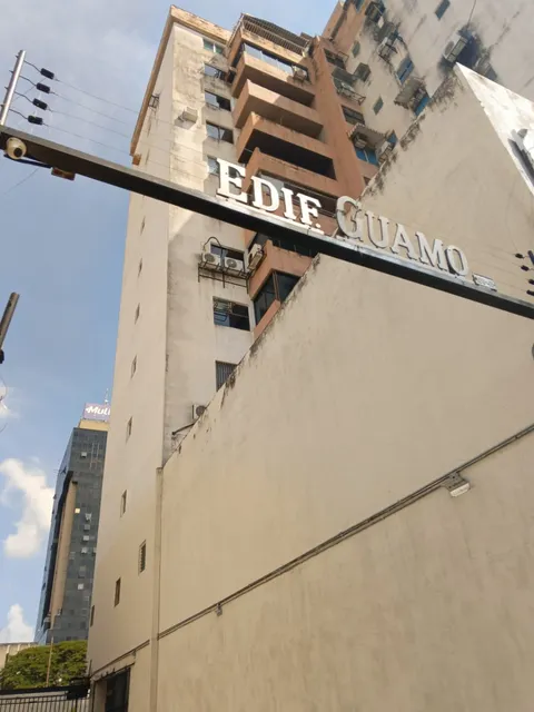 Global Vende:    Oficina Comercial/consultorio Médico Con Equipos Ginecológicos Ubicado En La Avenida Bolívar, Edificio Guamo, Frente A Multimax. 