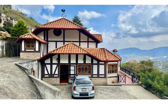 Se Vende Casa 1585m² 4h/4b/10e Colonia Tovar